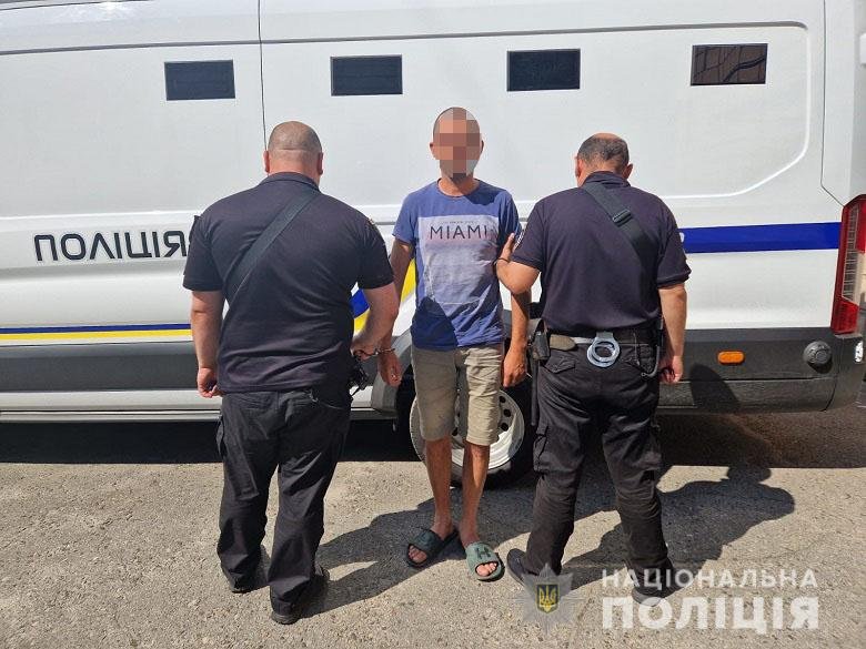 На Троещине двое мужчин нашли в подъезде ключи от чужого автомобиля и решили прокатиться. || Фото: полиция Киева