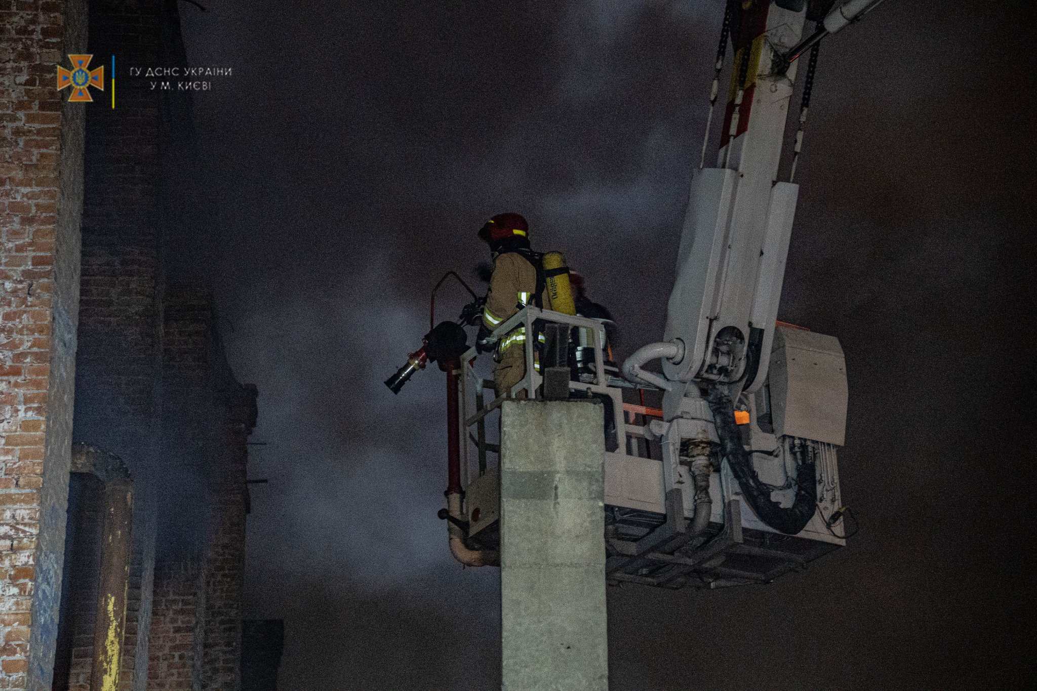 В Киеве ночью загорелся масштабный пожар. || Фото: ГСЧС