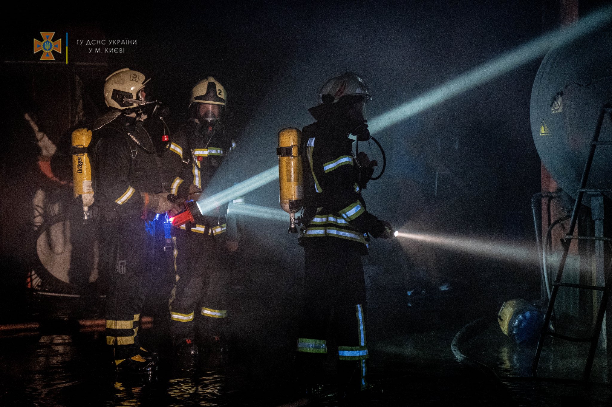 В Киеве ночью загорелся масштабный пожар. || Фото: ГСЧС